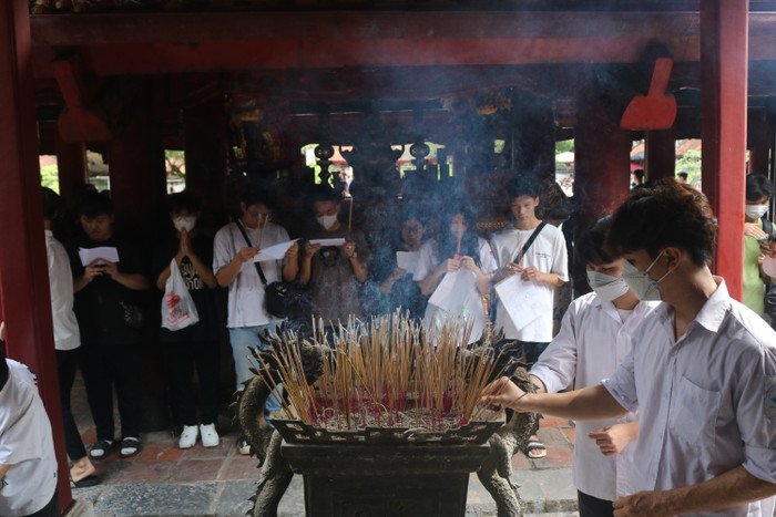 Trước khi vào chính điện, các sĩ tử đều thắp hương ở lư hương ngoài trời cầu may.
