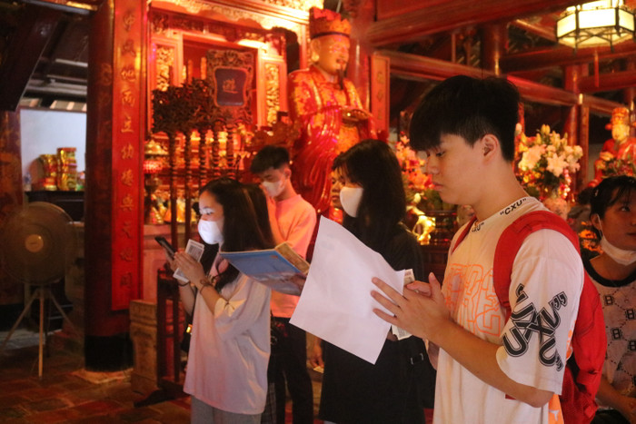 Bên trong điện chính, các sĩ tử thành tâm mong mọi việc suôn sẻ và đỗ vào trường mình yêu thích