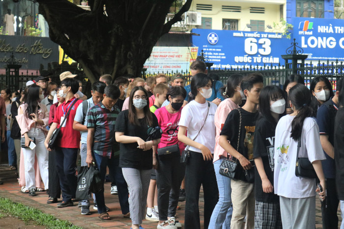 Theo ghi nhận của phóng viên vào khoảng 1 rưỡi chiều ngày 26/6 phụ huynh và học sinh đã có mặt xếp hàng dài để mua vé vào cửa tại Văn Miếu - Quốc Tử Giám
