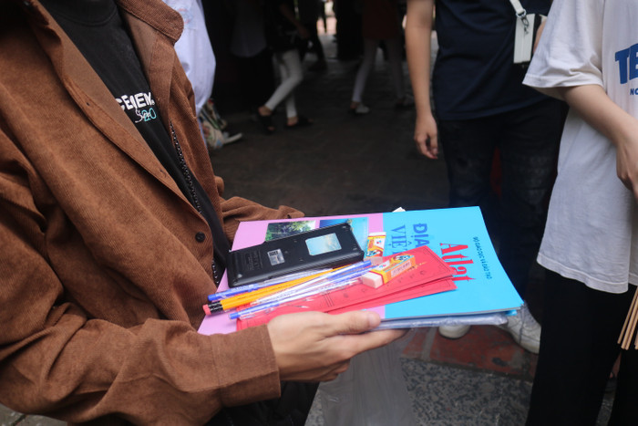 Bên cạnh những đĩa quả, hộp bánh, nhiều sĩ tử còn đem những đồ dùng mình được phép mang vào thi như máy tính, bút chì, bút bi, tẩy... vào cầu khấn, mong muốn kỳ thi diễn ra thuận lợi.