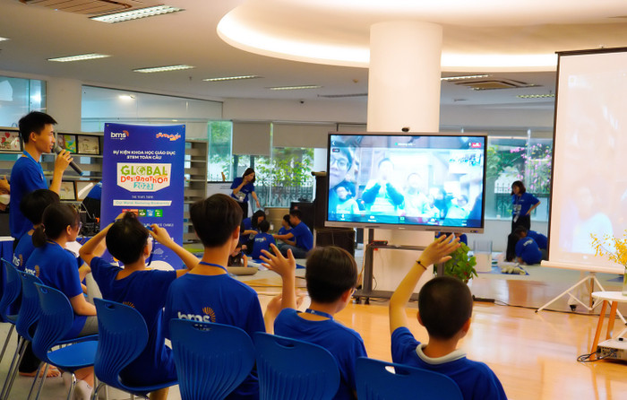 Các đội thi giao lưu trực tuyến tiếng Anh với điểm cầu Trung Quốc và chuyên gia giáo dục STEM Hoa Kỳ. Ảnh: NTCC Các đội thi giao lưu trực tuyến tiếng Anh với điểm cầu Trung Quốc và chuyên gia giáo dục STEM Hoa Kỳ. Ảnh: NTCC