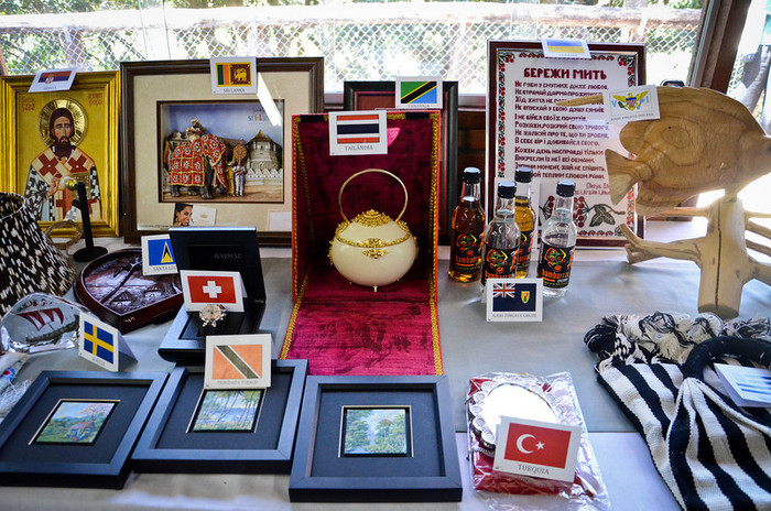 Những hiện vật được các người đẹp khắp thế giới đem đến trao tặng cho các em nhỏ Những hiện vật được các người đẹp khắp thế giới đem đến trao tặng cho các em nhỏ