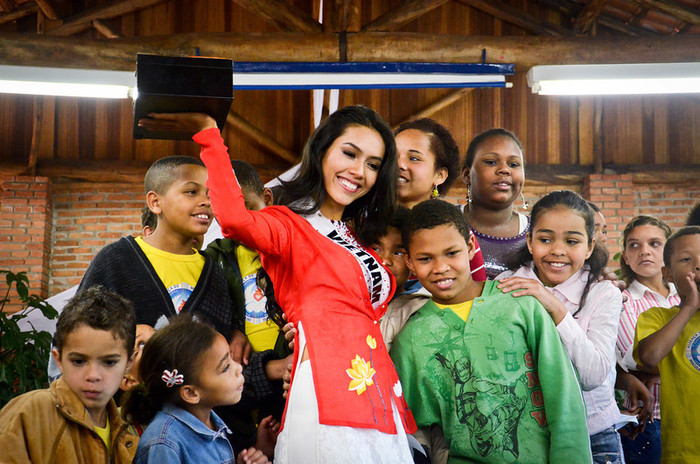 Hoàng My chọn mặc chiếc áo bà ba màu đỏ nhân dịp chào mừng kỷ niệm Quốc khánh 2/9 ở Việt Nam. Có thể thấy so với các hoa hậu khác lộ trang điểm khá đậm, Hoàng My sở hữu nụ cười tươi và nét mặt tự nhiên như không son phấn. Hoàng My chọn mặc chiếc áo bà ba màu đỏ nhân dịp chào mừng kỷ niệm Quốc khánh 2/9 ở Việt Nam. Có thể thấy so với các hoa hậu khác lộ trang điểm khá đậm, Hoàng My sở hữu nụ cười tươi và nét mặt tự nhiên như không son phấn.