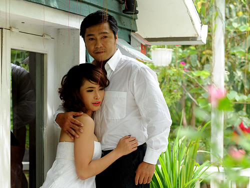 Lý Hùng tình tứ bên 'người đẹp hình sự'