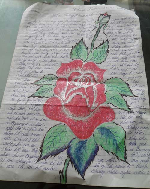 Cánh thư đẫm nước mắt qua song sắt của Lợi và người yêu. Cánh thư đẫm nước mắt qua song sắt của Lợi và người yêu.