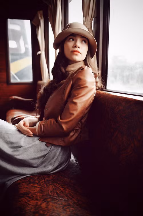 Clip được thực hiện tại thành phố Đà Lạt, với những cảnh quay lãng mạn và đẹp mắt. Trong đó, Hồ Ngọc Hà hóa thân thành một nữ nhạc sĩ luôn chất chứa những nỗi niềm về một ký ức ngọt ngào. 