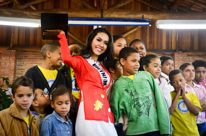 Cô tặng các em nhỏ nghèo Brazil món quà do tự tay mình làm. Cô tặng các em nhỏ nghèo Brazil món quà do tự tay mình làm.