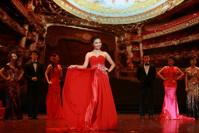 Trong phần thi trang phục dạ hội, dễ thấy Thùy Dương là thí sinh nổi bật hơn cả.