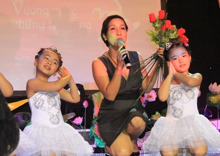 Diva Mỹ Linh như một bà mẹ hiền từ.