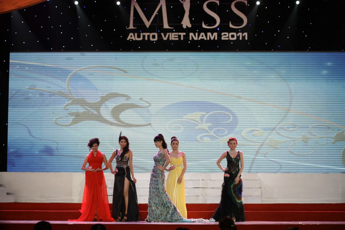 Thí sinh này (váy xám bạc) chính là Văn Hoa Thu Hằng, người sau đó đã đăng quang. Thí sinh này (váy xám bạc) chính là Văn Hoa Thu Hằng, người sau đó đã đăng quang.