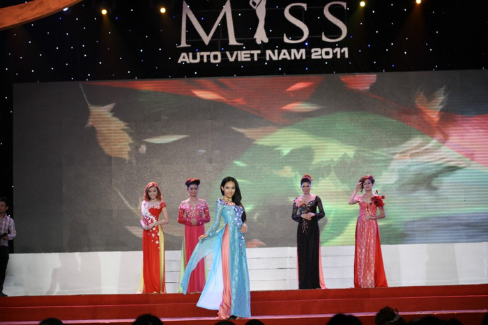 Bắt đầu phần thi áo dài, với những sắc màu vô cùng rực rỡ. Bắt đầu phần thi áo dài, với những sắc màu vô cùng rực rỡ.