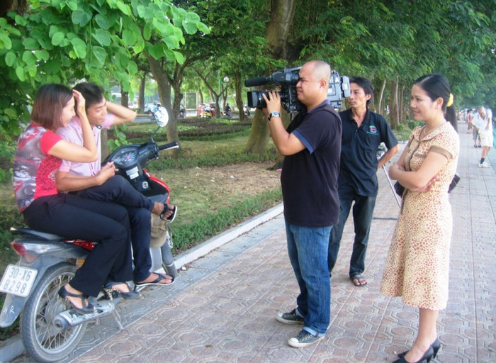 Tình và Thủy cười vui tươi khi thực hiện một cảnh quay với đoàn phim (Ảnh đạo diễn cung cấp) Tình và Thủy cười vui tươi khi thực hiện một cảnh quay với đoàn phim (Ảnh đạo diễn cung cấp)