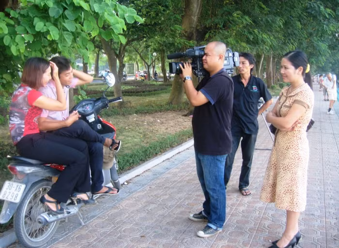 Tình và Thủy cười vui tươi khi thực hiện một cảnh quay với đoàn phim (Ảnh đạo diễn cung cấp)