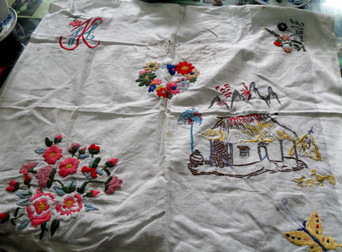 Tấm khăn thêu mối tình qua song sắt của Nguyễn Đình Lợi. Tấm khăn thêu mối tình qua song sắt của Nguyễn Đình Lợi.