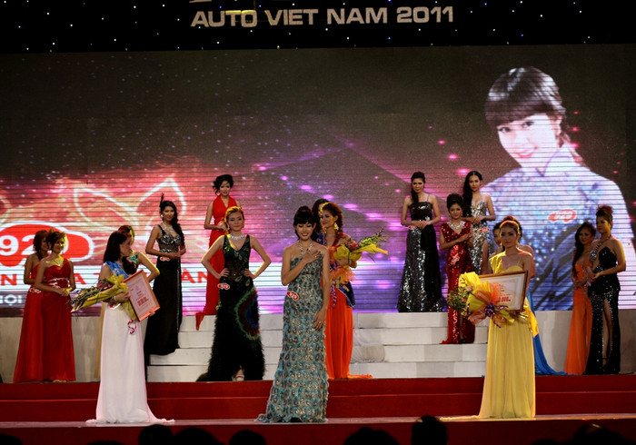 Văn Hoa Thu Hằng (váy xám bạc) trong giờ phút đăng quang. Văn Hoa Thu Hằng (váy xám bạc) trong giờ phút đăng quang.