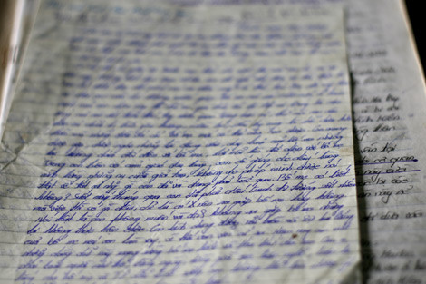 Một trong số hàng trăm lá thư Tình viết cho bố mẹ trong nước mắt. Một trong số hàng trăm lá thư Tình viết cho bố mẹ trong nước mắt.