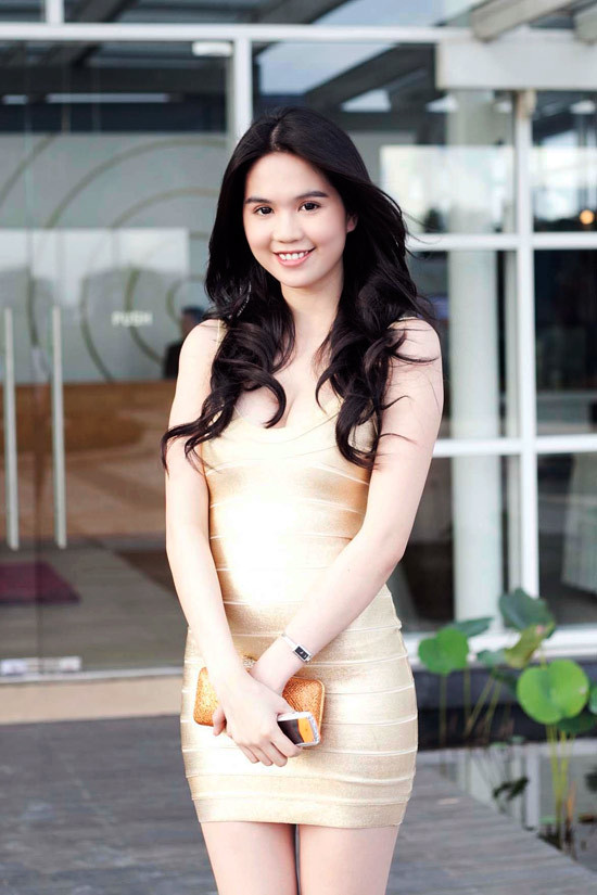 Ngọc Trinh quý phái với váy vàng bó sát ảnh 3