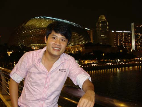 Nhạc sĩ Nguyễn Văn Chung tại Singapore. Nguyễn Văn Chung thắng kiện với 'Vầng trăng khóc'