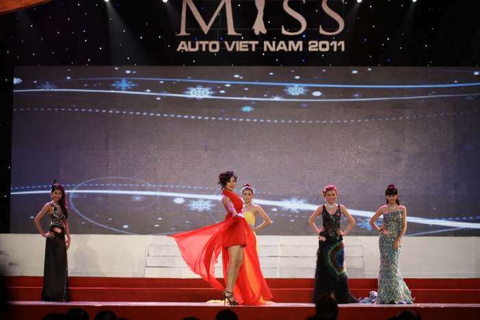 Cuối cùng là phần thi trang phục dạ hội, với những bước đi rất tự tin của các thí sinh. Sau phần thi này, các giải thưởng đã được trao tặng. Cuối cùng là phần thi trang phục dạ hội, với những bước đi rất tự tin của các thí sinh. Sau phần thi này, các giải thưởng đã được trao tặng.