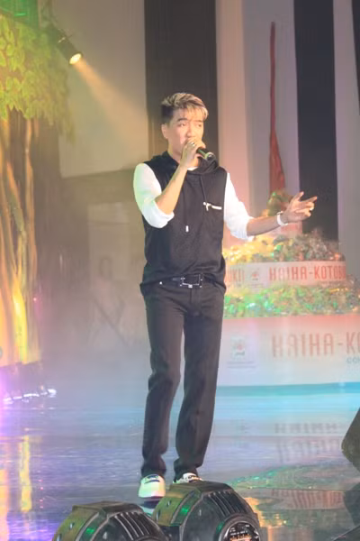 Đàm Vĩnh Hưng cũng góp mặt vì các em nhỏ.