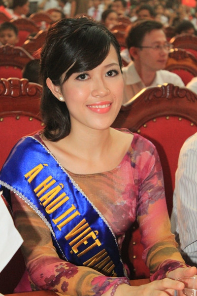 Á hậu 2 người Việt tại Châu Âu 2011 Võ Hồng Quân