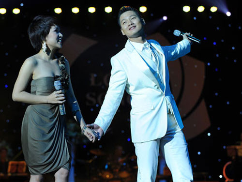 Uyên Linh đụng váy hàng hiệu người đẹp Hoàn vũ 2011 ảnh 6 Uyên Linh đụng váy hàng hiệu người đẹp Hoàn vũ 2011 ảnh 6