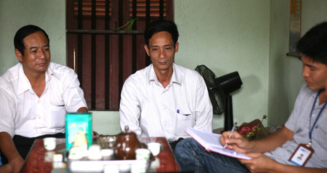 Tác giả trò chuyện với ông Nguyễn Đình Thìn (bố Kiên) và ông Nguyễn Đình Nghĩa (bố Tình). Tác giả trò chuyện với ông Nguyễn Đình Thìn (bố Kiên) và ông Nguyễn Đình Nghĩa (bố Tình).