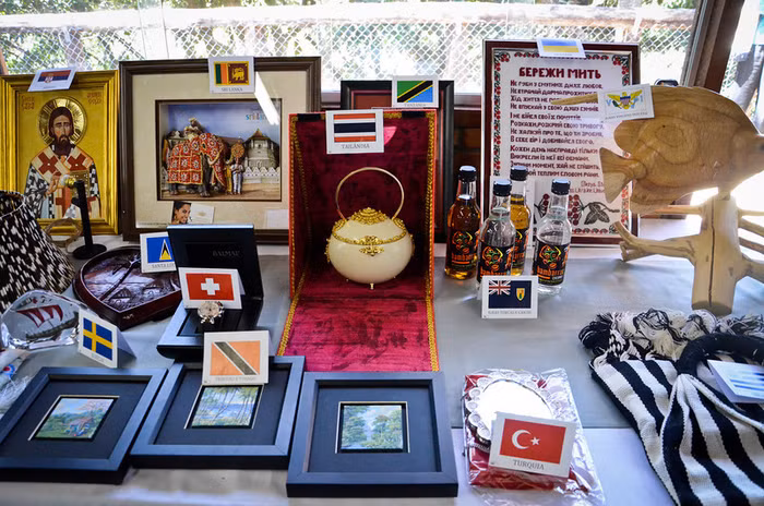 Những hiện vật được các người đẹp khắp thế giới đem đến trao tặng cho các em nhỏ Những hiện vật được các người đẹp khắp thế giới đem đến trao tặng cho các em nhỏ