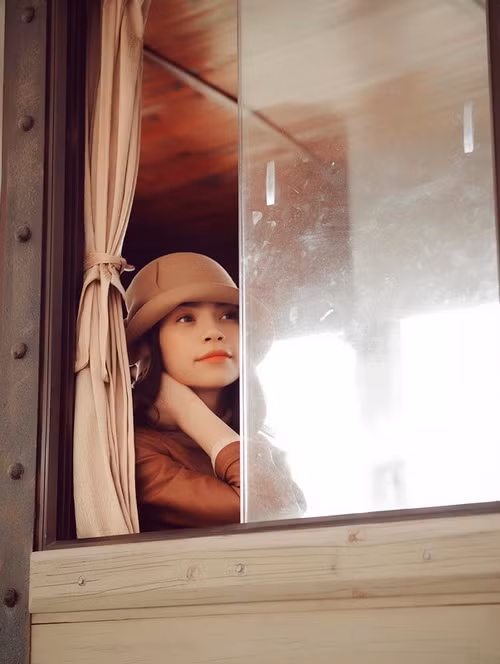 Chùm ảnh của Hồ Ngọc Hà được hai nhiếp ảnh gia Pro K và Thuckand ghi lại, khi nữ ca sĩ tham gia diễn xuất trong clip mới “Một lần cuối thôi”. Trong clip này, ê-kíp thực hiện khai thác tối đa hình ảnh đằm thắm, dịu dàng của “bà mẹ một con”.