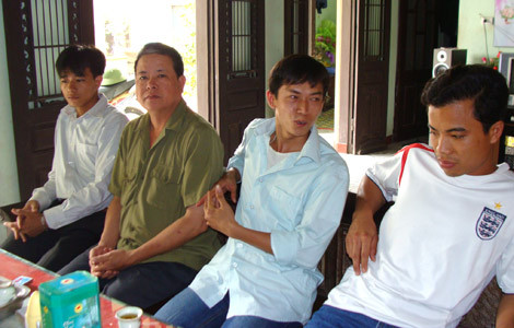 Ba chàng trai ngồi tù 10 năm vì bị kết tội hiếp dâm. Ba chàng trai ngồi tù 10 năm vì bị kết tội hiếp dâm.