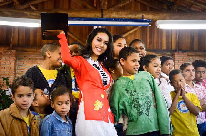 Cô tặng các em nhỏ nghèo Brazil món quà do tự tay mình làm. Cô tặng các em nhỏ nghèo Brazil món quà do tự tay mình làm.