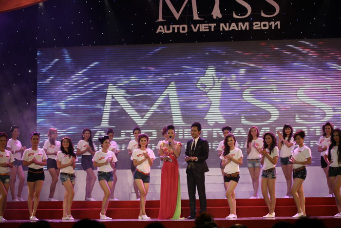 Các thí sinh bắt ra mắt đêm chung kết, chào khán giả. Các thí sinh bắt ra mắt đêm chung kết, chào khán giả.