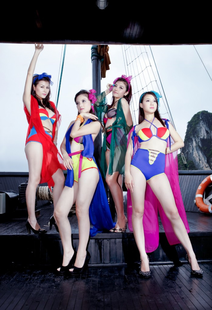 Người đẹp Hà Kiều Trang đứng thứ hai từ phải sang. Người đẹp Hà Kiều Trang đứng thứ hai từ phải sang.