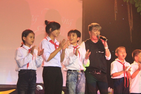 Và hát cùng các em.