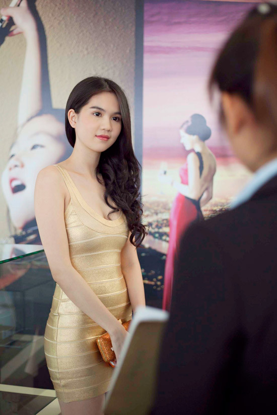 Ngọc Trinh quý phái với váy vàng bó sát ảnh 7