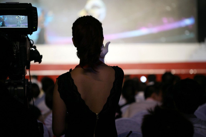 Siêu mẫu Thúy Hằng đứng ở vị trí đặc biệt so với sân khấu. Siêu mẫu Thúy Hằng đứng ở vị trí đặc biệt so với sân khấu.