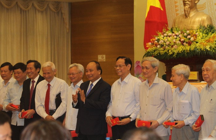 Thủ tướng tặng quà cho các nhà báo lão thành, lãnh đạo các cơ quan báo chí.