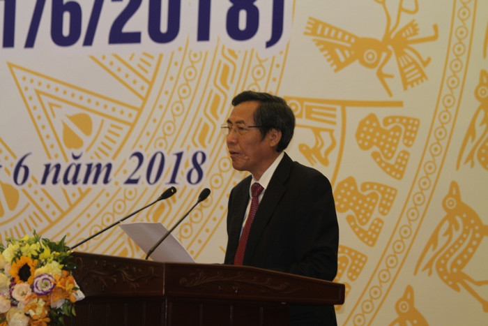 Nhà báo Thuận Hữu phát biểu.