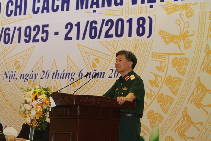 Tổng Biên tập báo Quân đội Nhân phát biểu tại buổi gặp mặt.