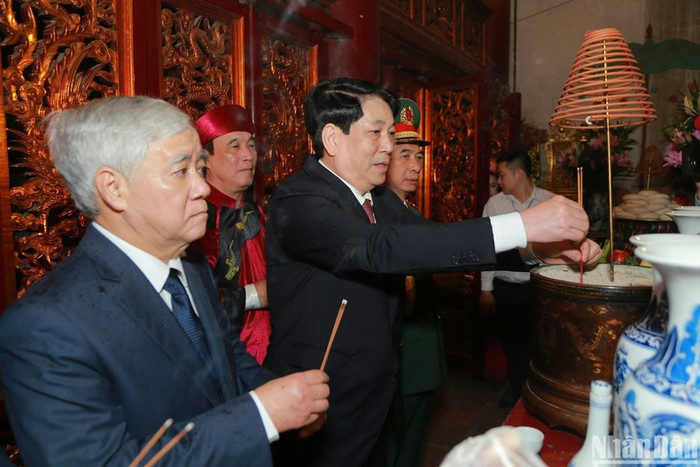 Chủ tịch nước Lương Cường và các đại biểu dâng hương tại Thượng cung. (Ảnh: Ngọc Long)