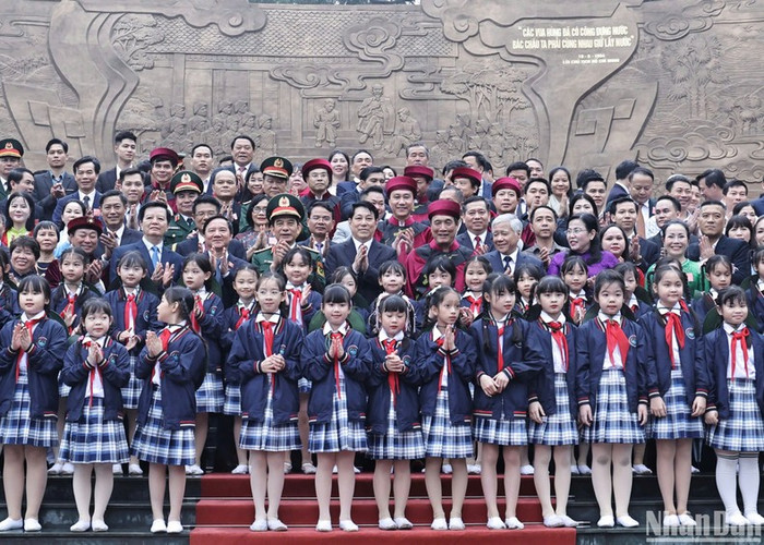 Chủ tịch nước cùng các đại biểu, các cháu thiếu nhi và nhân dân tại Bức phù điêu Bác Hồ nói chuyện với cán bộ, chiến sĩ Đại đoàn quân Tiên phong. (Ảnh: Ngọc Long)