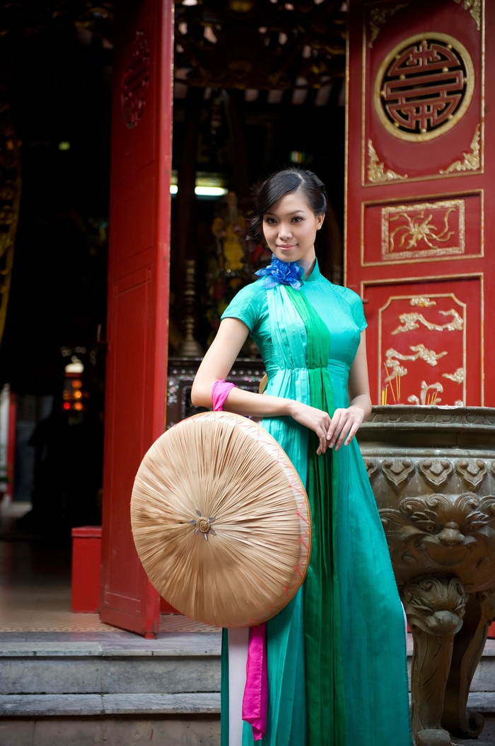 Vì thế êkíp thực hiện bộ ảnh đã rất tinh tế chọn cho cô bộ áo tứ thân cách điệu, điểm tô thêm chiếc nón quai thao. Thuỳ Dung đã “hoá thân” thành các “liền anh liền chị” quan họ Bắc Ninh. Vì thế êkíp thực hiện bộ ảnh đã rất tinh tế chọn cho cô bộ áo tứ thân cách điệu, điểm tô thêm chiếc nón quai thao. Thuỳ Dung đã “hoá thân” thành các “liền anh liền chị” quan họ Bắc Ninh.