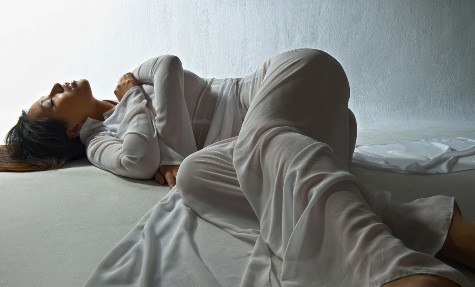 Bức ảnh này, nhiếp ảnh gia Duy Anh liên tưởng đến bài thơ Thiếu nữ ngủ ngày nổi tiếng của nữ sĩ Hồ Xuân Hương. Theo ông, đây là một bức ảnh nghệ thuật đúng nghĩa. >> Áo dài khoe nét xuân thì - ai hơn Mai Phương Thúy? Bức ảnh này, nhiếp ảnh gia Duy Anh liên tưởng đến bài thơ Thiếu nữ ngủ ngày nổi tiếng của nữ sĩ Hồ Xuân Hương. Theo ông, đây là một bức ảnh nghệ thuật đúng nghĩa. >> Áo dài khoe nét xuân thì - ai hơn Mai Phương Thúy?