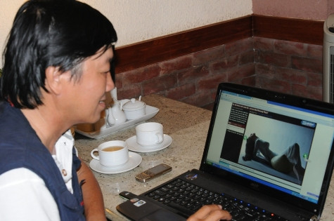 Nghệ sĩ nhiếp ảnh Duy Anh xem tỉ mỉ 10 bức ảnh "Áo dài khoe nét xuân thì" của Hoa hậu Mai Phương Thúy trên báo điện tử Giáo dục Việt Nam, trước khi đưa ra lời nhận xét. >> Áo dài khoe nét xuân thì - ai hơn Mai Phương Thúy? Nghệ sĩ nhiếp ảnh Duy Anh xem tỉ mỉ 10 bức ảnh "Áo dài khoe nét xuân thì" của Hoa hậu Mai Phương Thúy trên báo điện tử Giáo dục Việt Nam, trước khi đưa ra lời nhận xét. >> Áo dài khoe nét xuân thì - ai hơn Mai Phương Thúy?