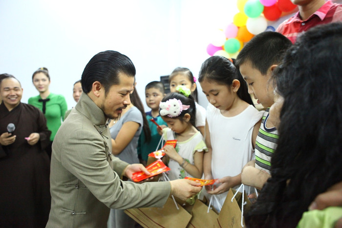 Những bao lì xì được trao từ tay doanh nhân Hùng Cửu Long. Những bao lì xì được trao từ tay doanh nhân Hùng Cửu Long.