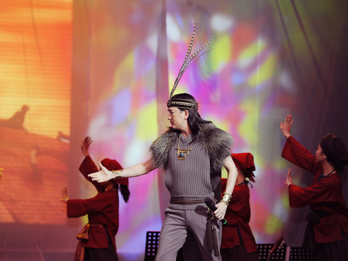 Mr Đàm mang hình ảnh hào hùng trong bộ trang phục cách điệu đẹp mắt.