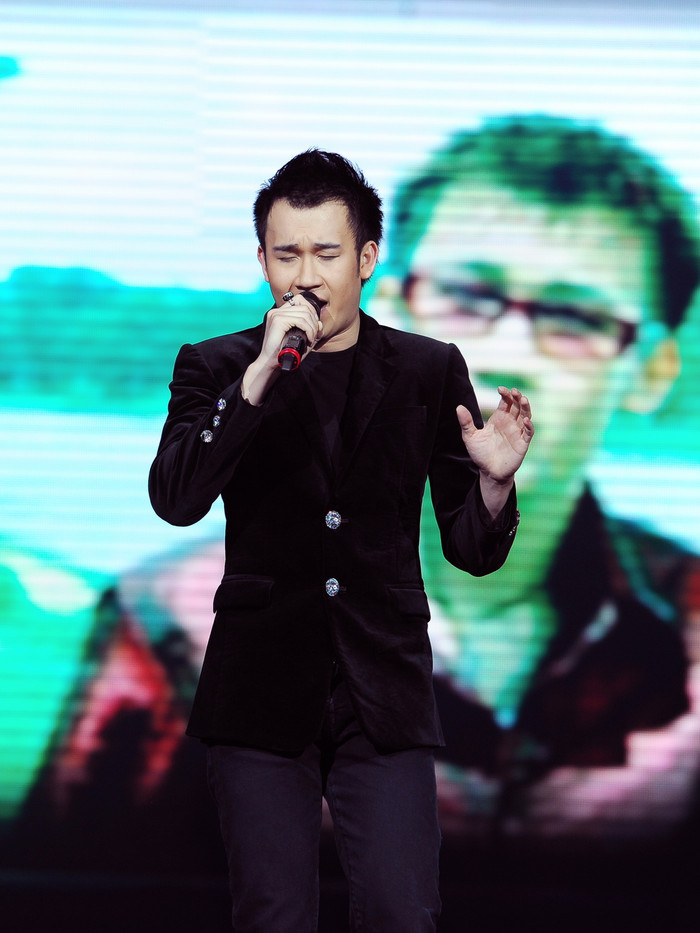 Dương Triệu Vũ đã tiết lộ về sự "lận đận" của ca khúc chủ đề của đêm Liveshow Tình lỡ trăm năm. Anh đã hát ca khúc này lúc 9 tuổi. Bẵng đi gần 10 năm sau, khi bước chân vào nghề hát, anh đã có dịp ghi âm ca khúc này, nhưng vì nhiều lý do, ca khúc chưa từng được công bố. Hôm nay anh đã thỏa ước mơ hát ca khúc này trước khán giả.