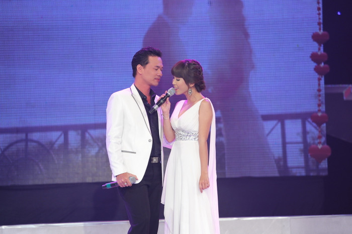 Thuỵ Long và Diệu hiền lãng mạn "Vẽ bằng màu tình yêu". Thuỵ Long và Diệu hiền lãng mạn "Vẽ bằng màu tình yêu".