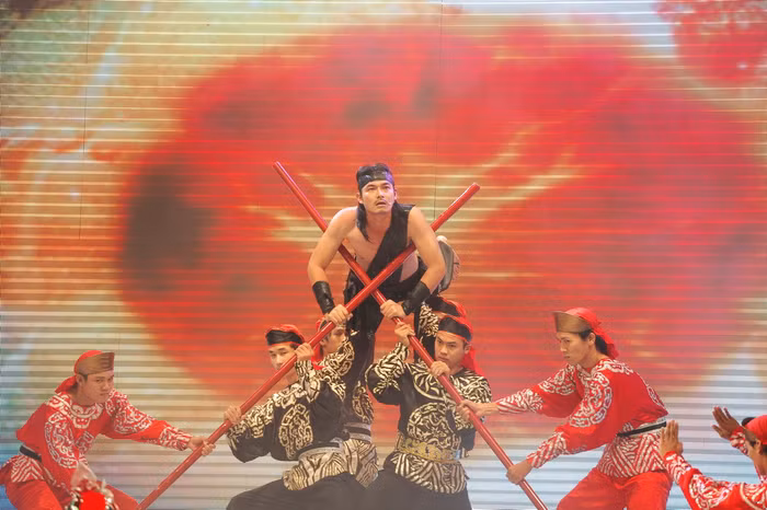 Ngọc Hoàng đã cho binh lính thiên đình xuống tìm mọi cách gây cản trở cuộc tình của họ. Cuộc tình đã kết thúc. Ngọc Hoàng đã cho binh lính thiên đình xuống tìm mọi cách gây cản trở cuộc tình của họ. Cuộc tình đã kết thúc.