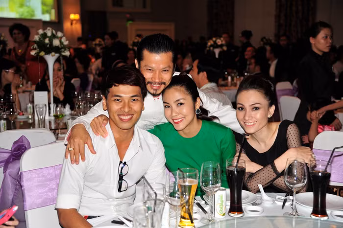 Tăng Thanh Hà, Quang Tuyến và Hùng Cửu Long (đứng).